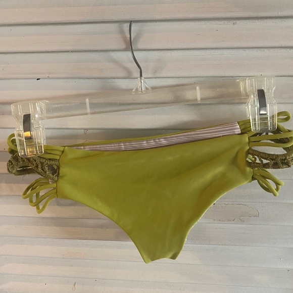 Acacia Belize Top (S) in Arrow and Pikake Bottom (S) in Lilikoi - Picture 6 of 8